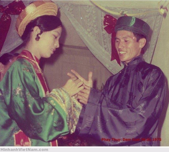 cô dâu Sài Gòn năm 1975 mặc áo gấm lục, đội khăn vành. Chú rể mặc áo lam