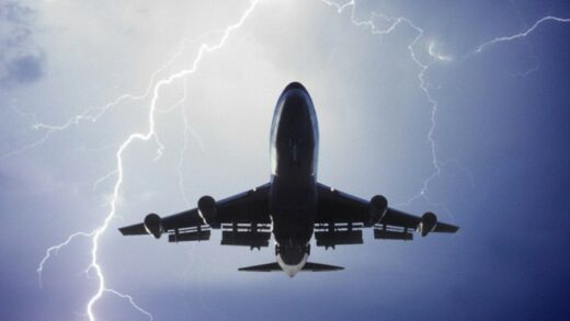 1001 thắc mắc: Vì sao máy bay không ‘sợ’ sét?
