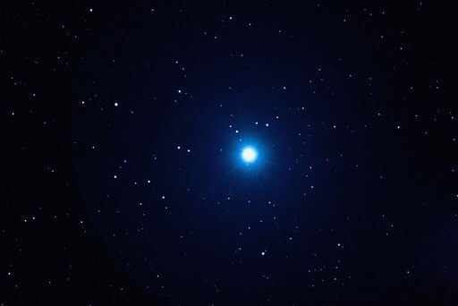 Tại sao các vì sao lại nhấp nháy giữa bầu trời đêm?