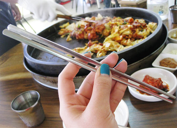 Vì sao người Hàn lại dùng chiếc đũa ‘khó gắp nhất thế giới’
