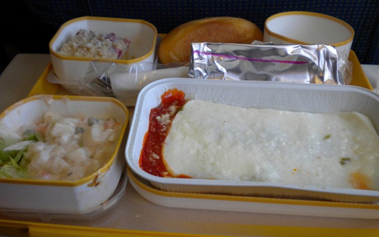 Tại sao đồ ăn trên máy bay thường rất dở ?