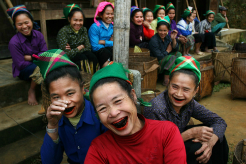 Tục nhuộm răng đen của người Thái bị 'thất sủng'