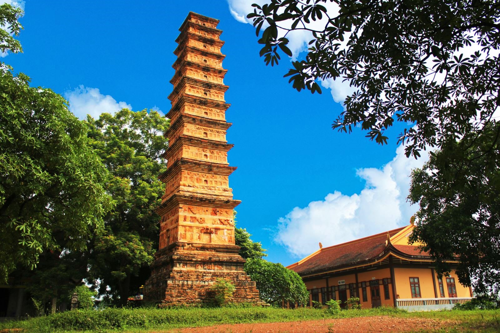 Phù đồ hay Phật đồ là phiên âm của Stupa (Sanscrit), Hán và Việt dịch đồng nghĩa là tháp. Ảnh: Tháp Bình Sơn.